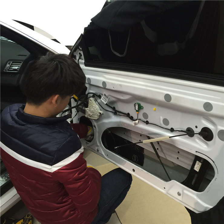 奔馳E200升級汽車音響，改裝伊頓 RSE160套裝喇叭  上海音豪
